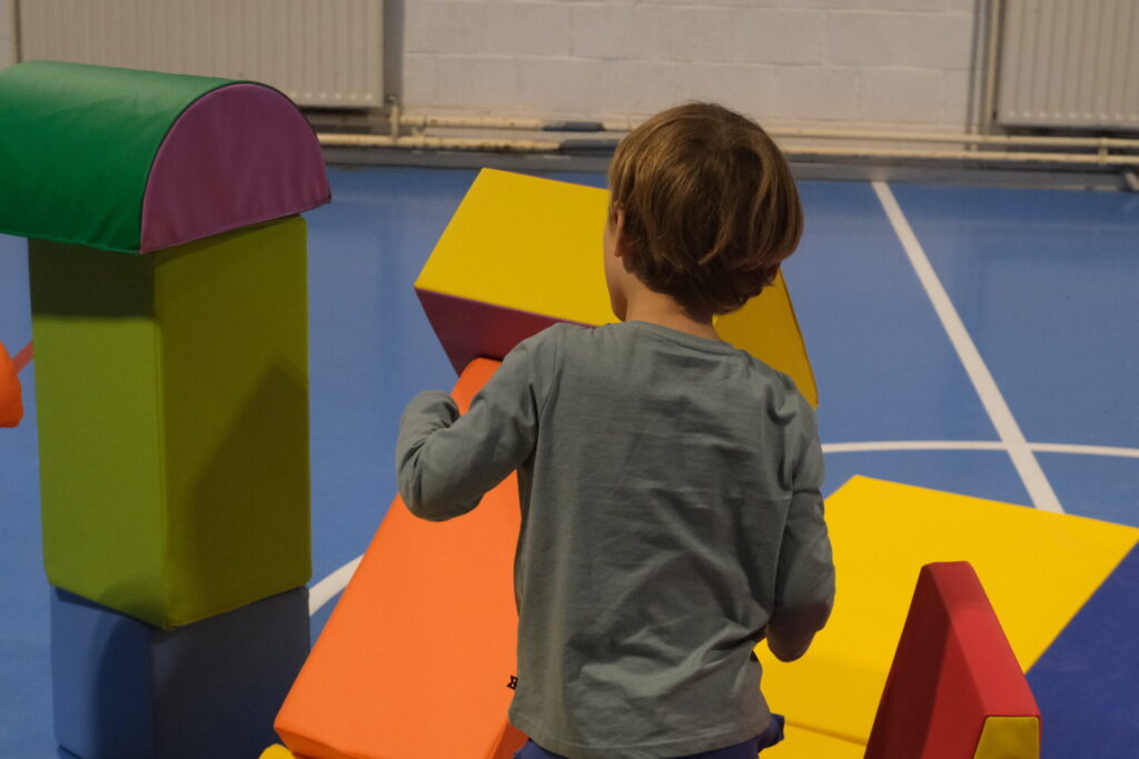 Votre enfant peut explorer les bases du volley et développer des facilités grâce à la psychomotricité