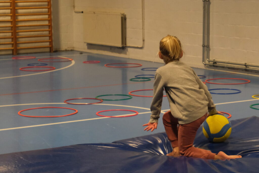 Votre enfant mêlera circuits d'agilité et ballons à l'école du mouvement